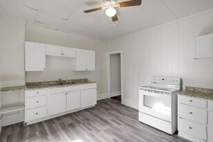 2709-2711-2711 Sullivant Ave in Columbus, OH - Building Photo