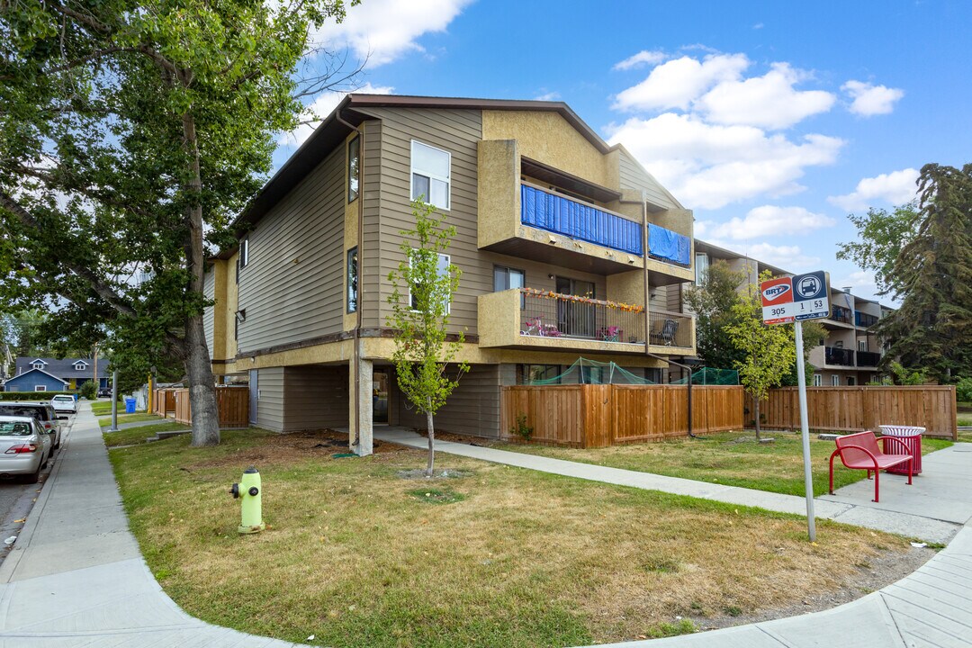 6236 Bowness Rd NW in Calgary, AB - Building Photo