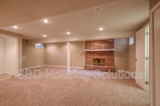 304 SW Canterbury Rd in Blue Springs, MO - Building Photo - Building Photo