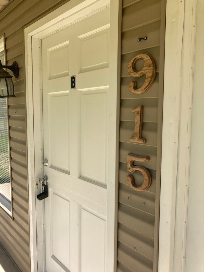 property at 915 W 56th St