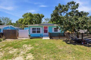 587 Dixie Hwy, Unit Main House in Tarpon Springs, FL - Building Photo