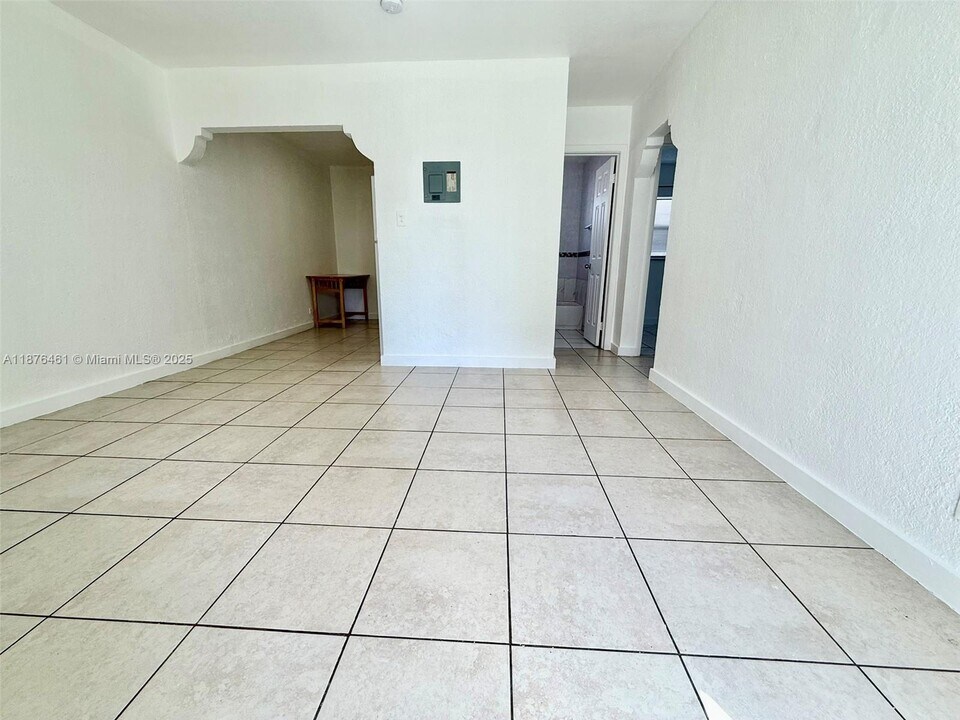 715 SW 10th St in Dania Beach, FL - Building Photo