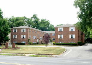 Walker Court in Springfield, NJ - Building Photo - Building Photo