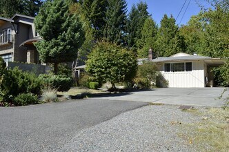 10234 NE 21st Pl in Bellevue, WA - Building Photo - Building Photo