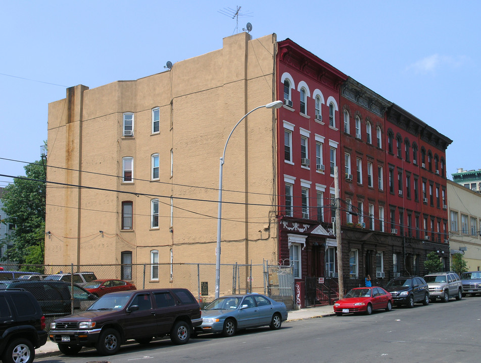 420 E 148th St in Bronx, NY - Building Photo