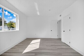 1391 NW 102nd St in Miami, FL - Foto de edificio - Building Photo