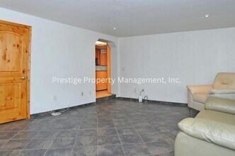 1325 N Swan Rd in Tucson, AZ - Building Photo - Building Photo