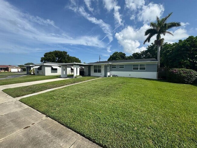 7571 Eaton St in Hollywood, FL - Building Photo - Building Photo