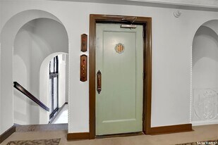 2305-2305 Victoria Ave in Regina, SK - Building Photo