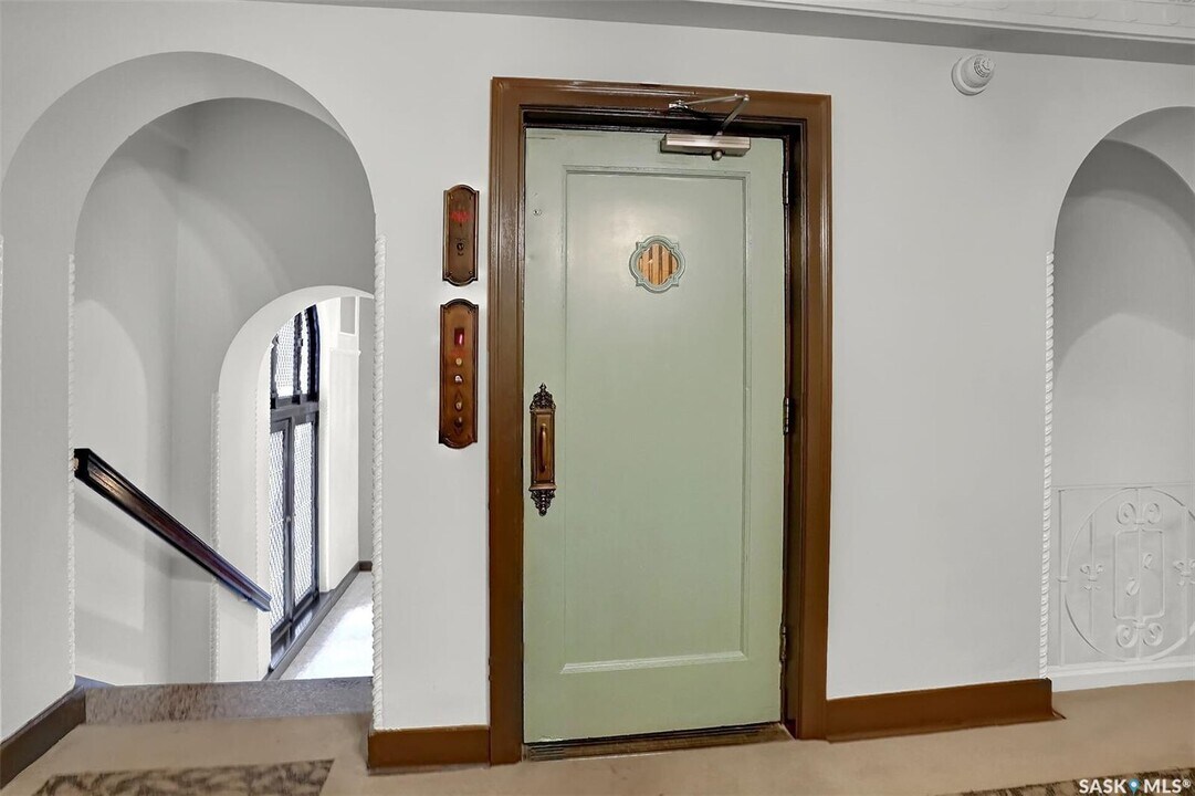 2305-2305 Victoria Ave in Regina, SK - Building Photo