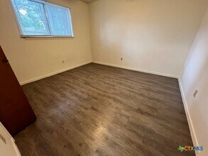 511 W Hutchison St in San Marcos, TX - Building Photo - Building Photo