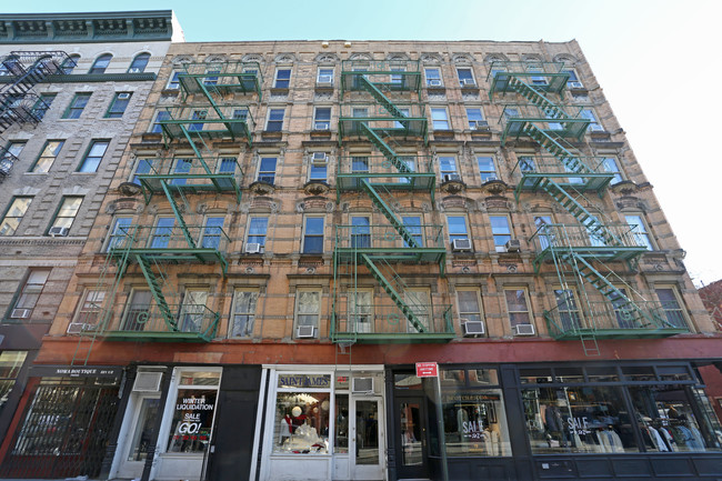 317-321 Bleecker St in New York, NY - Foto de edificio - Building Photo