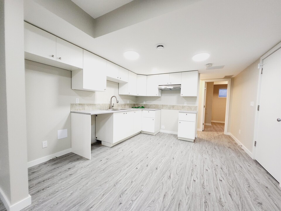 1693 Cavanagh blvd SW in Edmonton, AB - Building Photo
