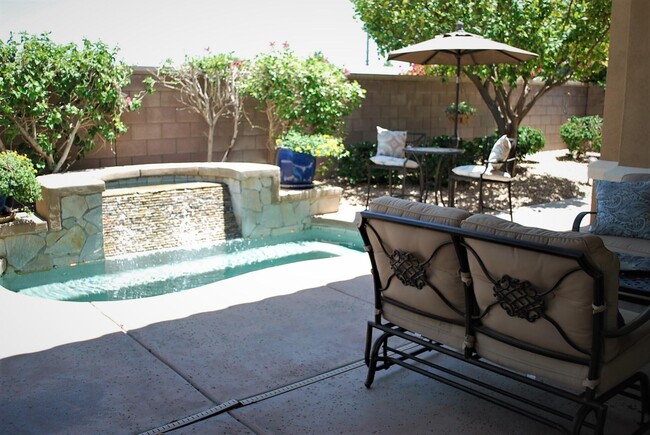 37810 Pineknoll Ave in Palm Desert, CA - Foto de edificio - Building Photo