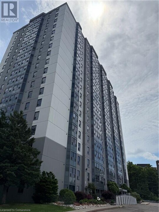 55 Green Valley Dr in Kitchener, ON - Building Photo