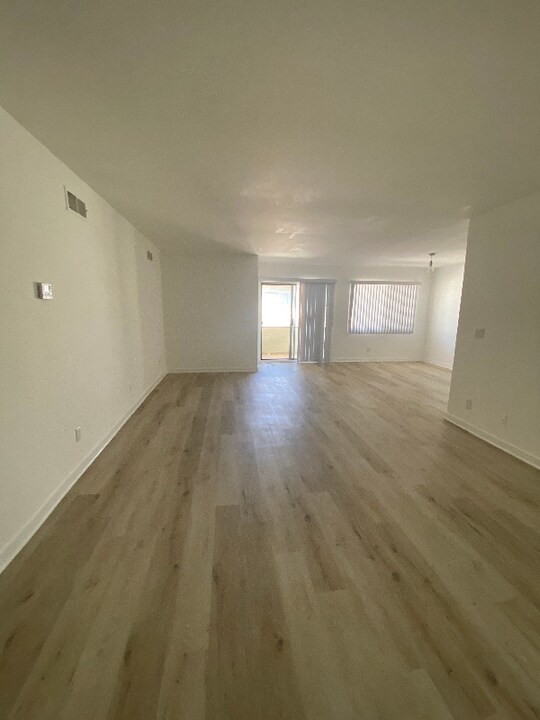 5335 Yarmouth Ave in Los Angeles, CA - Building Photo