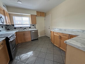 9449 Bay Colony Dr, Unit 2N in Des Plaines, IL - Building Photo - Building Photo