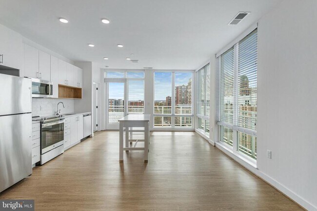 1215 N Fayette St-Unit -521 in Alexandria, VA - Building Photo - Building Photo