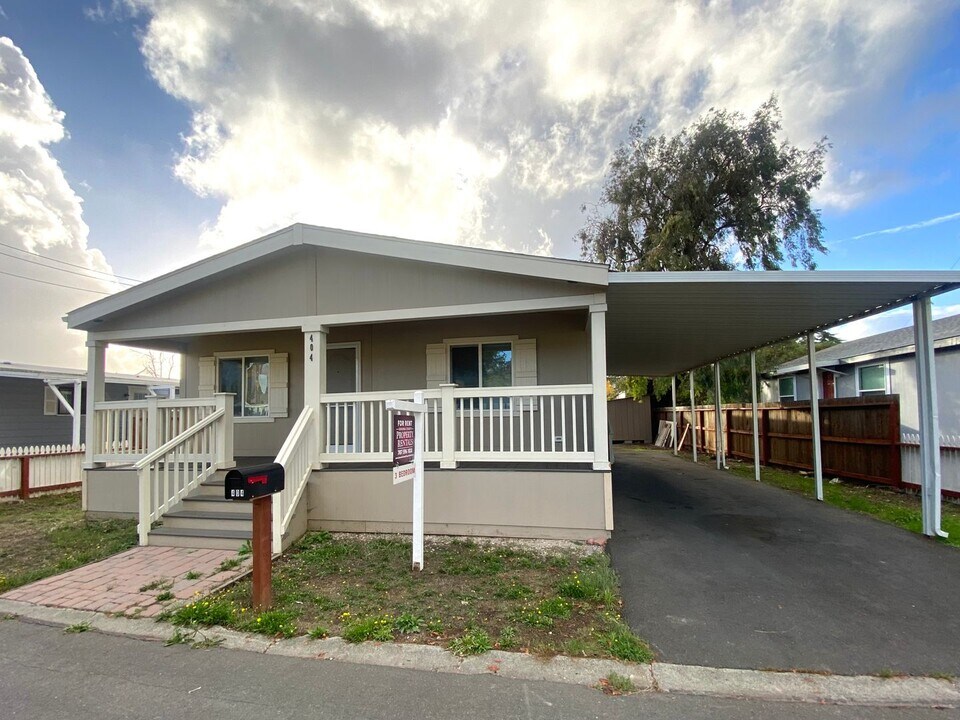 404 Bejay Ave in Santa Rosa, CA - Building Photo