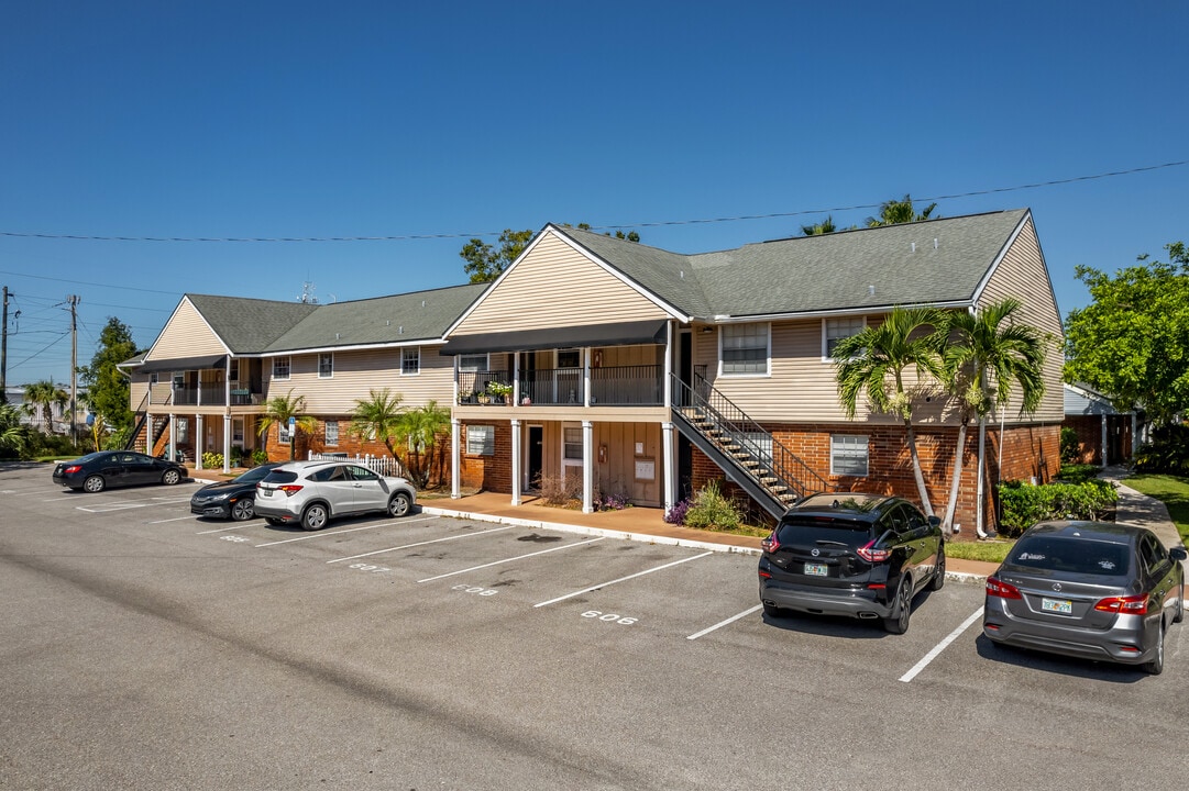 Venetia Country Club Condo in Largo, FL - Foto de edificio
