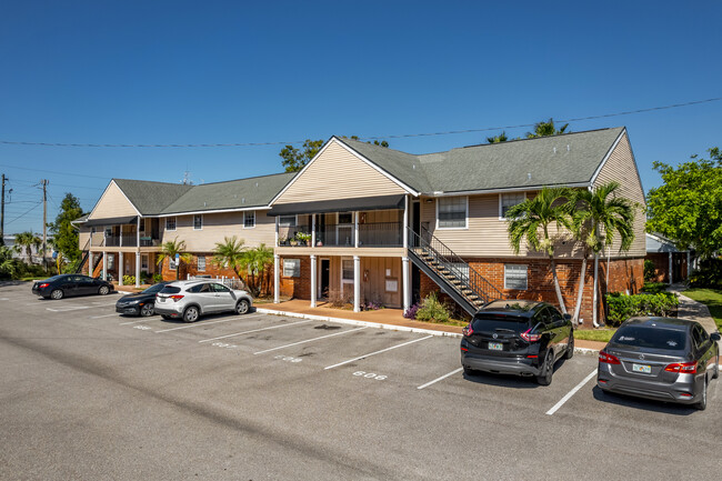 Venetia Country Club Condo in Largo, FL - Building Photo - Primary Photo