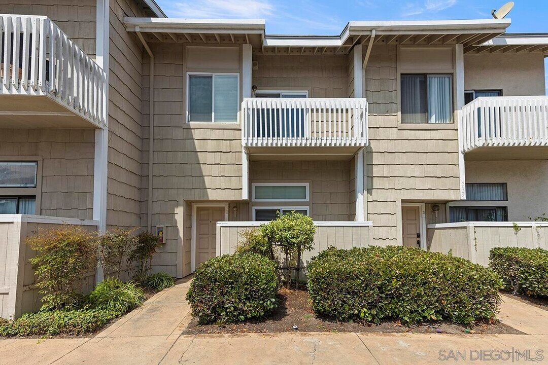 4028 Mahaila Ave in San Diego, CA - Foto de edificio