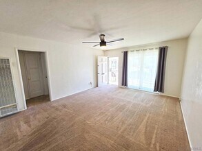 4942 Jumano Ave in San Diego, CA - Foto de edificio - Building Photo