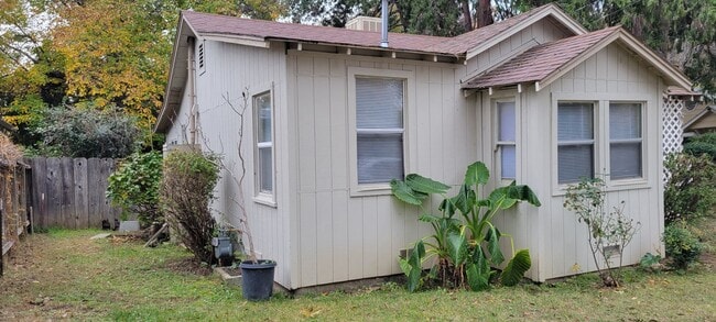 2557 Russell St in Redding, CA - Building Photo - Building Photo