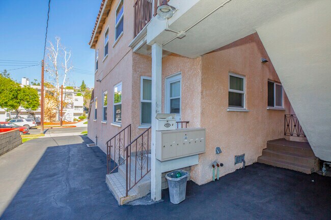 1708 E Chevy Chase Dr in Glendale, CA - Building Photo - Building Photo
