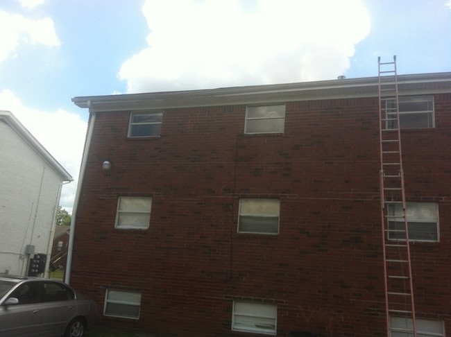 4303 Newport Rd in Louisville, KY - Foto de edificio - Building Photo