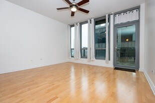 565 W Quincy St in Chicago, IL - Building Photo