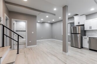 1430 N Maplewood Ave, Unit #  0102 in Chicago, IL - Foto de edificio - Building Photo