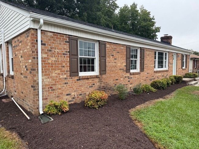 property at 916 E Ellerslie Ave