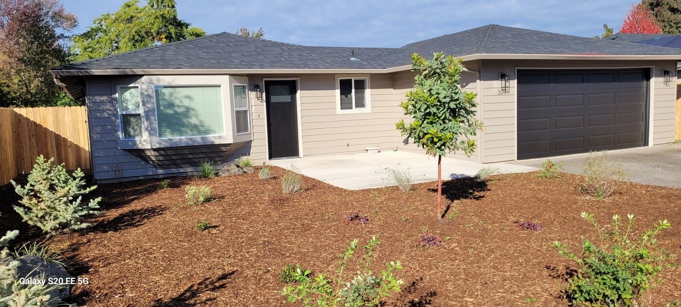 328 Snowy Butte Ln in Central Point, OR - Building Photo