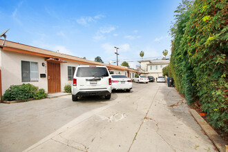 14105 Calvert St in Van Nuys, CA - Building Photo - Building Photo