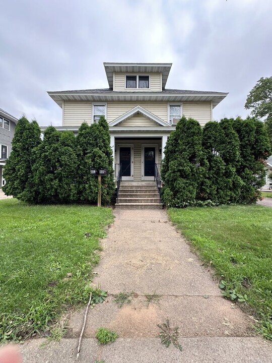 446 Lake St in Eau Claire, WI - Building Photo