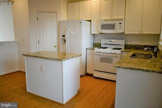 2427 Dew Meadow Ct in Herndon, VA - Building Photo - Building Photo