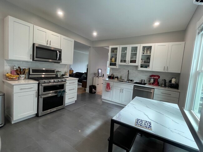 12 Seven Pines Ave, Unit 2