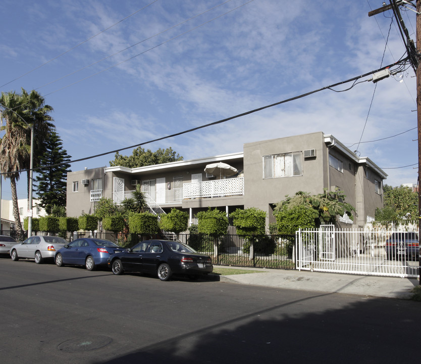 200 N Mariposa Ave in Los Angeles, CA - Building Photo