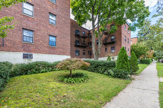 Stephen Gardens in Kew Gardens Hills, NY - Building Photo - Building Photo