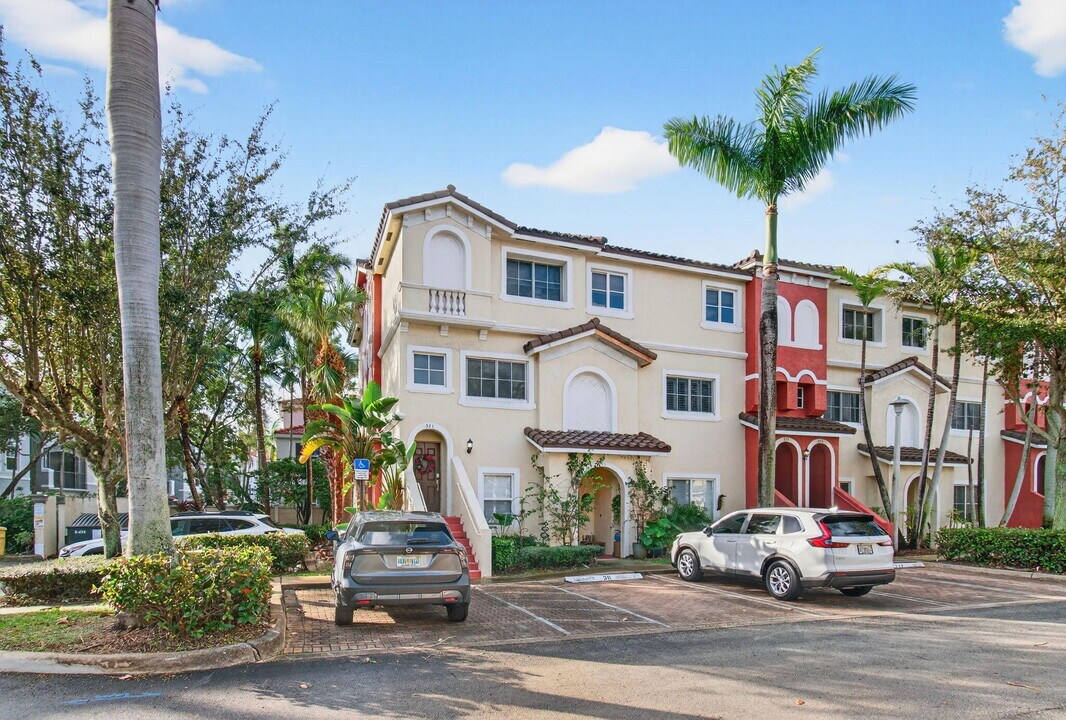 321 Bayfront Dr in Boynton Beach, FL - Building Photo