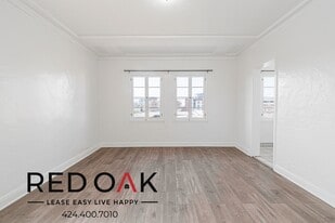 2700 San Marino St in Los Angeles, CA - Building Photo