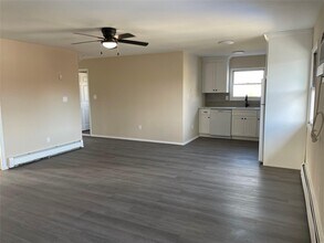 7 Locust Ave in Babylon, NY - Building Photo - Building Photo