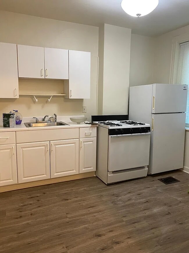 754 Huntington Ave photo'