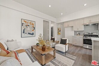 1204 N Orange Grove Ave in West Hollywood, CA - Building Photo - Building Photo