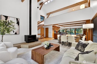 3323 NE 156th St in Lake Forest Park, WA - Foto de edificio - Building Photo