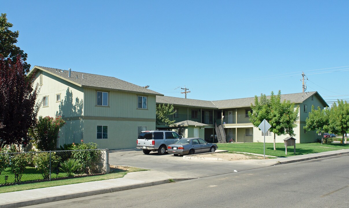 13521 E Cypress Ave in Parlier, CA - Foto de edificio