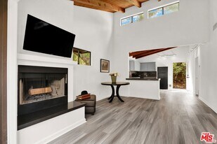 2039 Tuna Canyon Rd in Topanga, CA - Building Photo