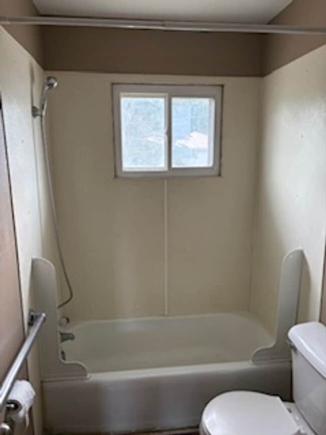 225 Miriam Dr in Waterloo, IA - Building Photo - Building Photo