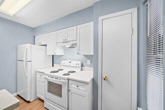 6415 S Lake Houston Pkwy in Houston, TX - Building Photo - Building Photo